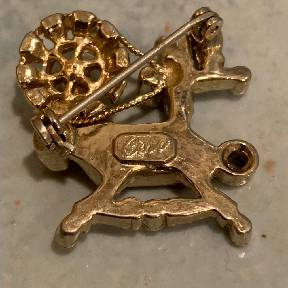 50’s/60’s Coro bejeweled gold tone spinning wheel brooch with roller pin back - Picture 2 of 3